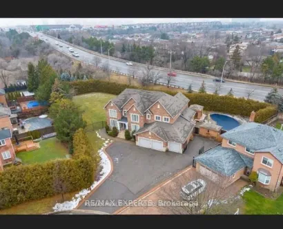 2489 Olinda Court, Mississauga, ON L5C 4P5