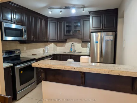 115 Hillcrest Avenue 214, Mississauga, ON L5B 3Y9