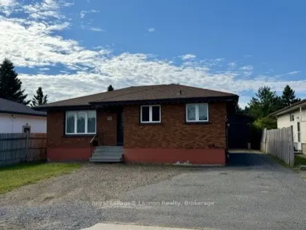 782 James Street N, Thunder Bay, ON P7C 5N3